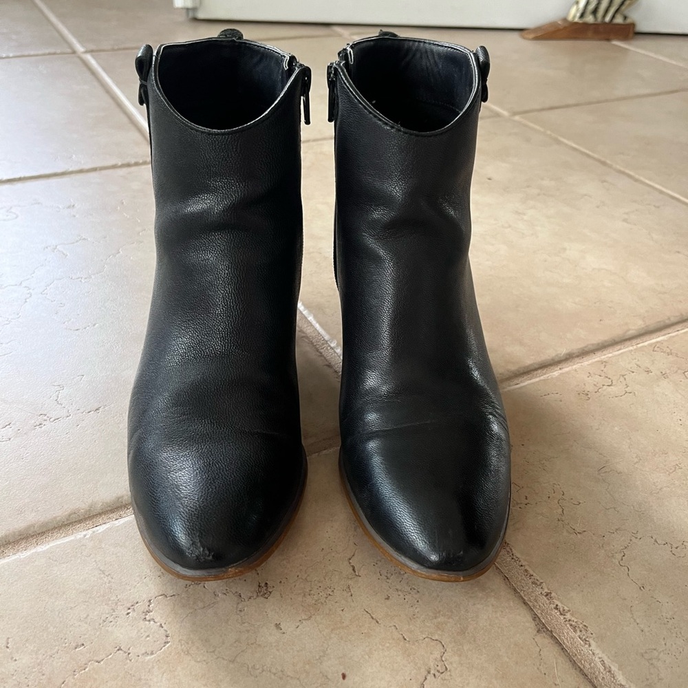 G.H. Bass and Company Shiloh Black Leather Ankle Boots (size 8.5 M)